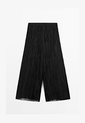 Černé plisované kalhoty culottes s texturovaným, volným designem, který sahá až po polovinu lýtek. Hladký pas, lehký materiál. Žádné kapsy.