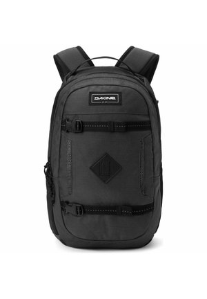 Zwarte Dakine rugzak met gevoerde schouderbanden, voorste gespsluitingen en een bovenhandvat, ontworpen voor dagelijks gebruik.