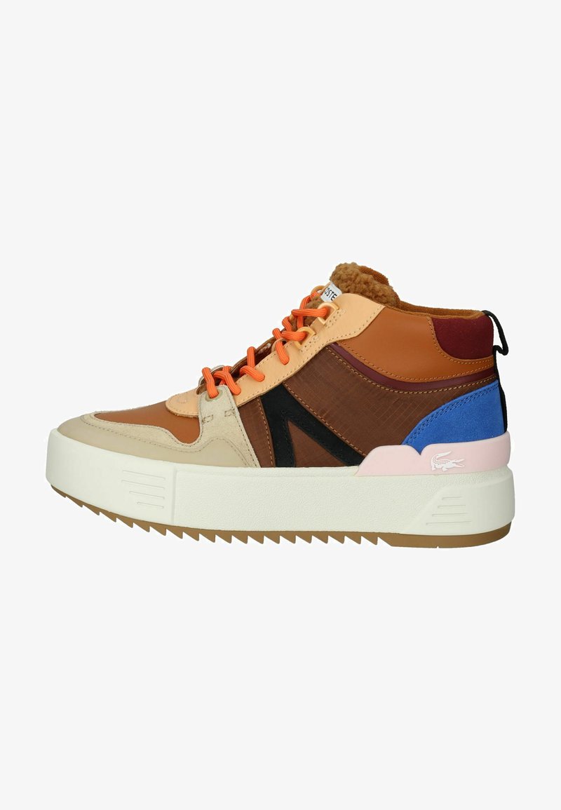 Zapatilla alta que presenta una mezcla de materiales sintéticos en marrón, naranja y azul. Paneles texturizados, cordones en contraste y suela de goma con estrías.