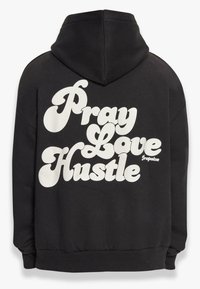 Schwarzer Kapuzenpullover mit auffälligem, weißem, retro-inspiriertem Text "Pray Love Hustle", mit verstellbarem Kordelzug und geripptem Saum.