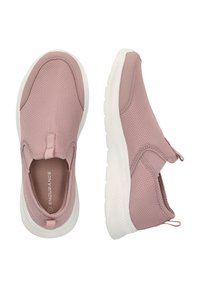 Rosa mesh slip-on skor med rund tå, elastisk öppning och vit gummisula, med en subtil textur och minimal varumärkeslogotyp.