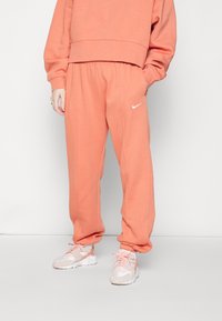 Nike Sportswear W NSW ESSNTL PANT FLC TREND - Calças de fato de treino - madder root/white
