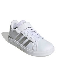 Adidas sneakers i vit syntetisk material med grå ränder, snörning framtill, kardborreband och texturerad sula. Låg design.