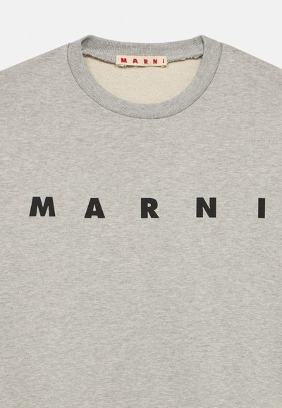 Siva trenirka s rebrastim okruglim izrezom, s istaknutim crnim natpisom "MARNI" preko prsa. Mekani materijal s glatkom teksturom.