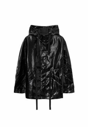 Casaco preto, brilhante e impermeável com capuz, apresentando cordões de ajuste e dois bolsos frontais, com um corte descontraído e textura suave.