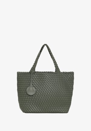 Gewebte Ledertasche in Dunkelgrün mit zwei geflochtenen Griffen und einem runden Anhänger, der ein geräumiges, strukturiertes Design bietet.