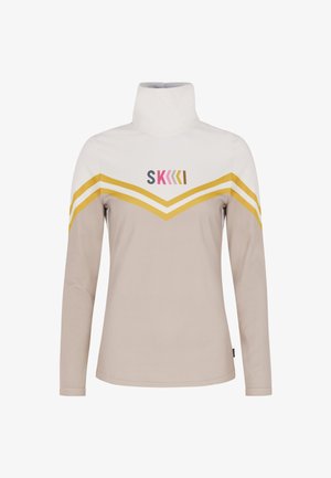 Camiseta de manga larga en beig y blanco, con un cuello alto, rayas de chevron en amarillo y un logo multicolor "SKKII" en el pecho.
