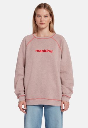 Roze fleece sweatshirt met rode stiksels, met daarop het woord "mankind" in vetrode letters over de borst. Ontspannen pasvorm.