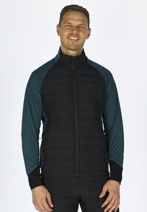 Schwarze und türkisfarbene isolierte Jacke mit einem Reißverschluss, mit einem gesteppten Design, langen Ärmeln und einem Logo auf der oberen linken Seite.