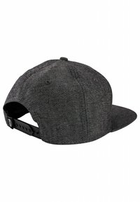 Fekete szövet sapka lapos karimával, texturált anyagból, állítható snapback záróval és szellőzőnyílásokkal a hátsó részen.
