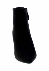 Stivale alla caviglia nero con punta affusolata, realizzato in un materiale morbido simile alla suede. Presenta una zip laterale e nessun motivo o decorazione visibile.