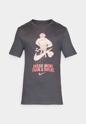 Mørkegrå bomulds T-shirt med et grafisk design i lyserød, med teksten "BREAK MORE THAN A SWEAT" og Nike-logoet nederst.