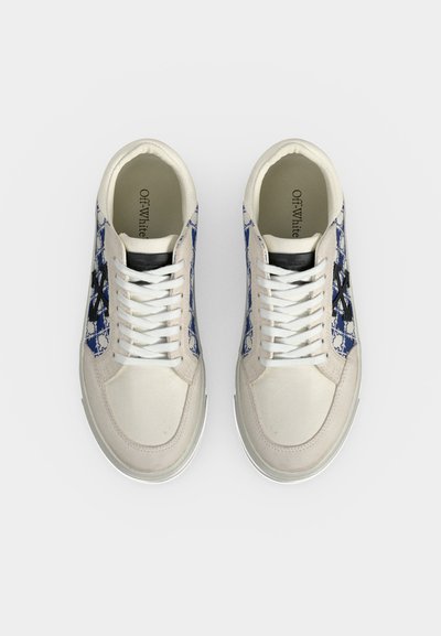 Ζευγάρι λευκά και μπλε παπούτσια Off-White με σχεδιασμό κορδονιών και μαύρο λογότυπο στις πλευρές, από πάνω με φόντο λευκό.