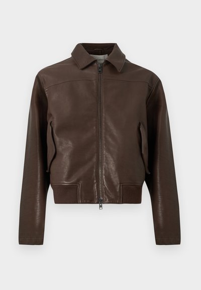 Veste en cuir marron foncé avec fermeture éclair à l’avant, deux poches latérales, col ouvert et poignets et ourlet côtelés.