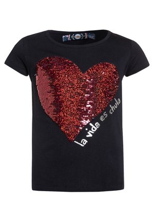 Chemise noire à manches courtes avec un grand cœur rouge en sequins et le texte « la vida es chula » en angle sous le cœur à l’avant.