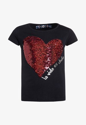 Zwart T-shirt met korte mouwen met een groot rood paillettenhart en de tekst "la vida es chula" schuin onder het hart aan de voorkant.