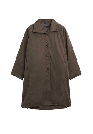 Manteau marron, longueur genou, en tissu léger. Doté d'un col pointu, d'une fermeture à boutons et de manches 3/4. Design simple sans motifs.