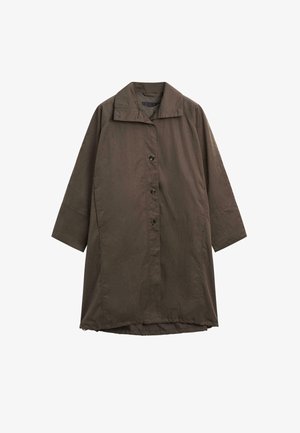 Brun, knælang frakke lavet af letvægtsstof. Har spids krave, knaplukning og 3/4 ærmer. Simpelt design uden mønstre.