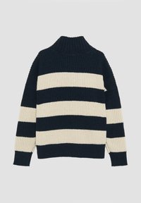 Sweter z dzianiny w paski w kolorze granatowym i kremowym, z wysokim kołnierzem i ściągaczami. Gruba tekstura z szerokimi, poziomymi paskami.