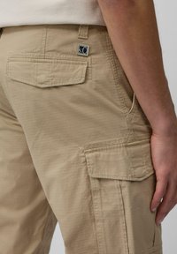 s.Oliver BERMUDA MIT CARGOTASCHEN - Shorts - beige