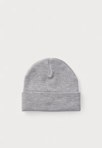 Gorra de punto gris claro, textura acanalada, parte superior redondeada, diseño de puño doblado, material suave. Adecuada para un uso casual y para el clima más frío.