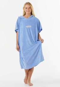 Poncho de toalla con capucha de color azul claro, elaborado con un tejido suave y texturizado. Cuenta con un bolsillo frontal y un logo en el centro. Diseño holgado.
