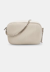 Borsa a mano rettangolare color crema realizzata in pelle testurizzata con un motivo intrecciato. Presenta una tracolla in catena argentata e una chiusura con zip.