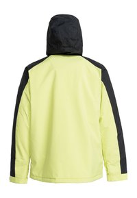 Vattentät jacka med gul kropp och svarta detaljer. Har en huva och enfärgad design, tillverkad av slätt syntetmaterial.
