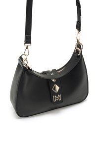 Bolso de piel negra con forma curva, que cuenta con un cierre de cremallera y patrones geométricos en un color contrastante en la parte frontal. Herrajes en tono dorado.