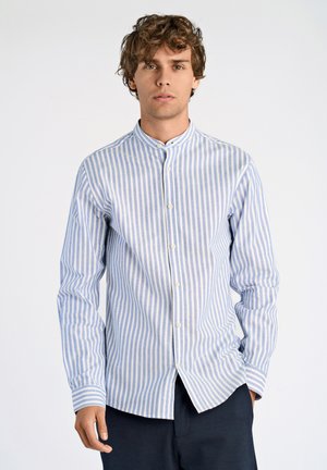Blauw en wit gestreepte lange mouw shirt met een mandarin kraag, voorzien van een knoopsluiting en een relaxte pasvorm. Textuurstof met verticale lijnen.