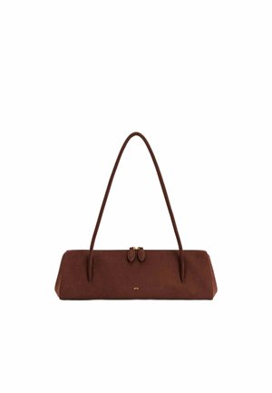 Sac à main rectangulaire brun avec de longues anses fines et une double fermeture éclair sur fond blanc.