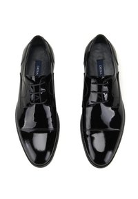 Chaussures de luxe en cuir verni noir avec une finition lisse et brillante, système de laçage fermé et design de bout rectangulaire avec coutures visibles.