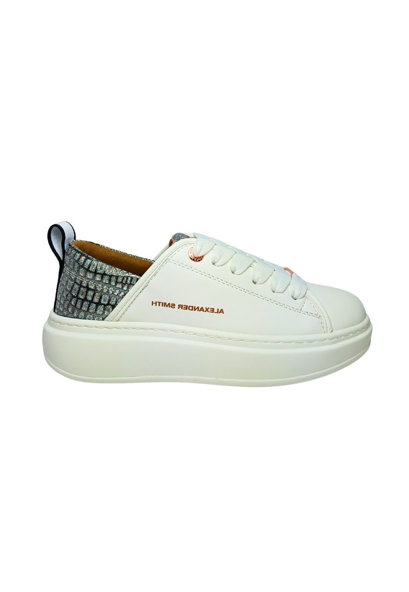 Sneaker bianca in pelle con scollo basso, che presenta un accento in tessuto grigio testurizzato nel tallone e lacci rotondi. Suola in gomma.