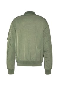 Olivengrøn bomberjakke med ribstrikkede manchetter og linning, vist bagfra, med en lynlåslomme på venstre ærme.