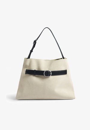 Bež torbica s črnim nastavljivim naramnim trakom in okrasnim črnim pasom s srebrno zaponko na sprednji strani.