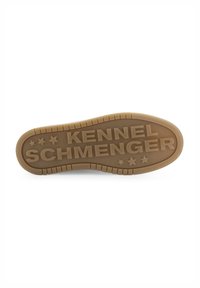 Semelle de chaussure en caoutchouc de couleur marron clair, présentant le texte en relief "KENNEL SCHMENGER" et des motifs d'étoiles. Texturée pour mieux adhérer avec un motif strié.