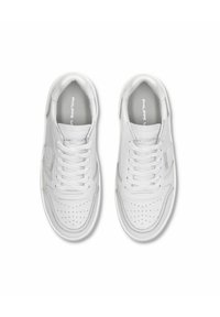 Baskets blanches en cuir avec boîte à orteils perforée, lacets plats et accents gris. Elles présentent une patch logo sur le côté et une semelle intérieure rembourrée.