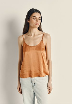 Top en satin couleur cuivre avec des bretelles fines et une coupe décontractée. Surface texturée, décolleté en scoop et sans embellissements visibles.