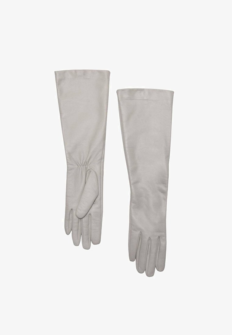 Guantes de cuero gris con una textura suave, diseño largo, detalle fruncido en la muñeca y un solo dedo para una mejor destreza.