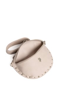 Beżowa skórzana torba o zaokrąglonym kształcie, z zamkiem błyskawicznym i ćwiekami wzdłuż dolnej krawędzi. Posiada pojedynczy uchwyt do noszenia.