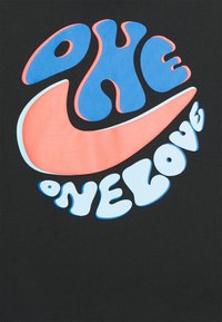 Tjock retro-stil text "OKE ONE LOVE" i blått och vitt omger en stor rosa Nike swoosh på svart bakgrund.