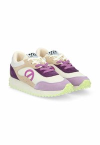 Scarpe da ginnastica viola e crema realizzate in materiali a rete e camoscio, con un design distintivo, suola texturizzata e marchio a scacchi sulla linguetta.
