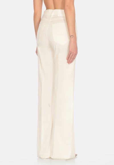 Pantaloni bianchi a gamba larga con vita alta, dotati di due tasche posteriori e cuciture a vista. Tessuto liscio e leggero con finitura opaca.