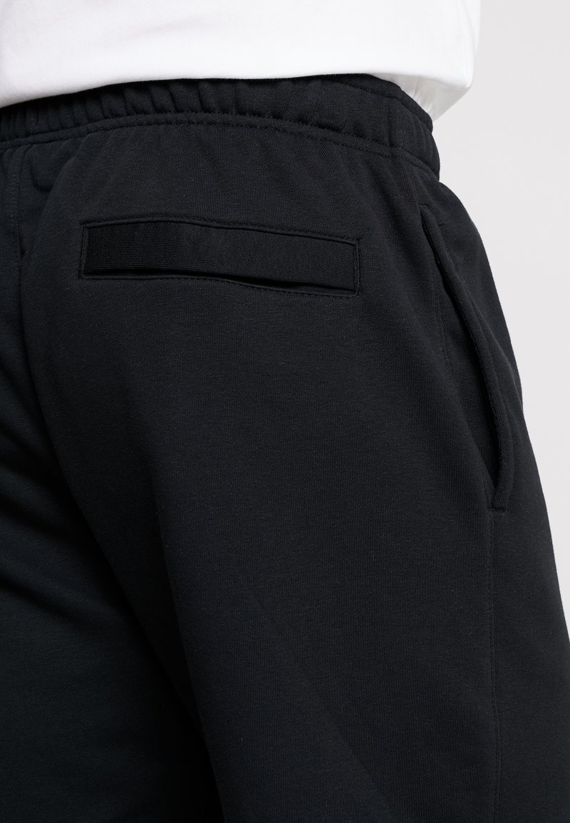 Herren Chinos | Nike Sportswear HOSEN CLUB JOGGER Jogginghose black/schwarz - QP44150 Herren Chinos | Nike Sportswear HOSEN CLUB JOGGER Jogginghose black/schwarz - QP44150