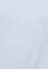 Tissu bleu clair avec une fine texture côtelée horizontale et un motif de tissage subtil.