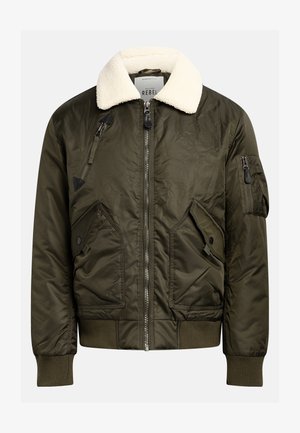 Oliven grønn bomberjakke med en kremfarget faux shearling-krage, glidelås foran og flere lommer med karakteristiske vinklete design.