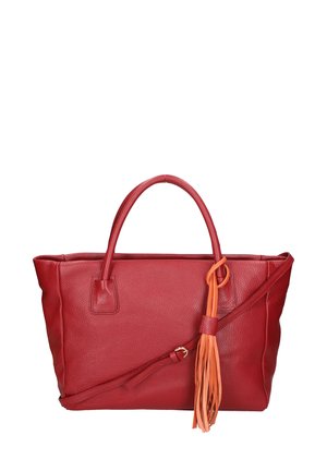 Rode leren tote bag met textuur, twee handgrepen aan de bovenkant en een afneembare schouderband met een oranje kwastdetail.