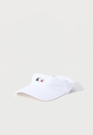 Visiera sportiva bianca con cinturino posteriore regolabile e piccolo logo ricamato di un coccodrillo blu, bianco e rosso sulla fascia frontale.