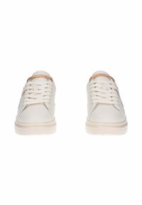 Scarpe da ginnastica bianche con design a lacci, dotate di una tomaia testurizzata e un brillante accento dorato attorno al collare, con una suola spessa e imbottita.