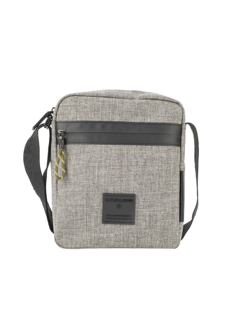 Szara torba na ramię z tkaniny z czarnymi skórzanymi akcentami, regulowanym paskiem, przednią kieszenią na zamek i fakturowaną powierzchnią. Posiada tłoczoną łatę z logo.